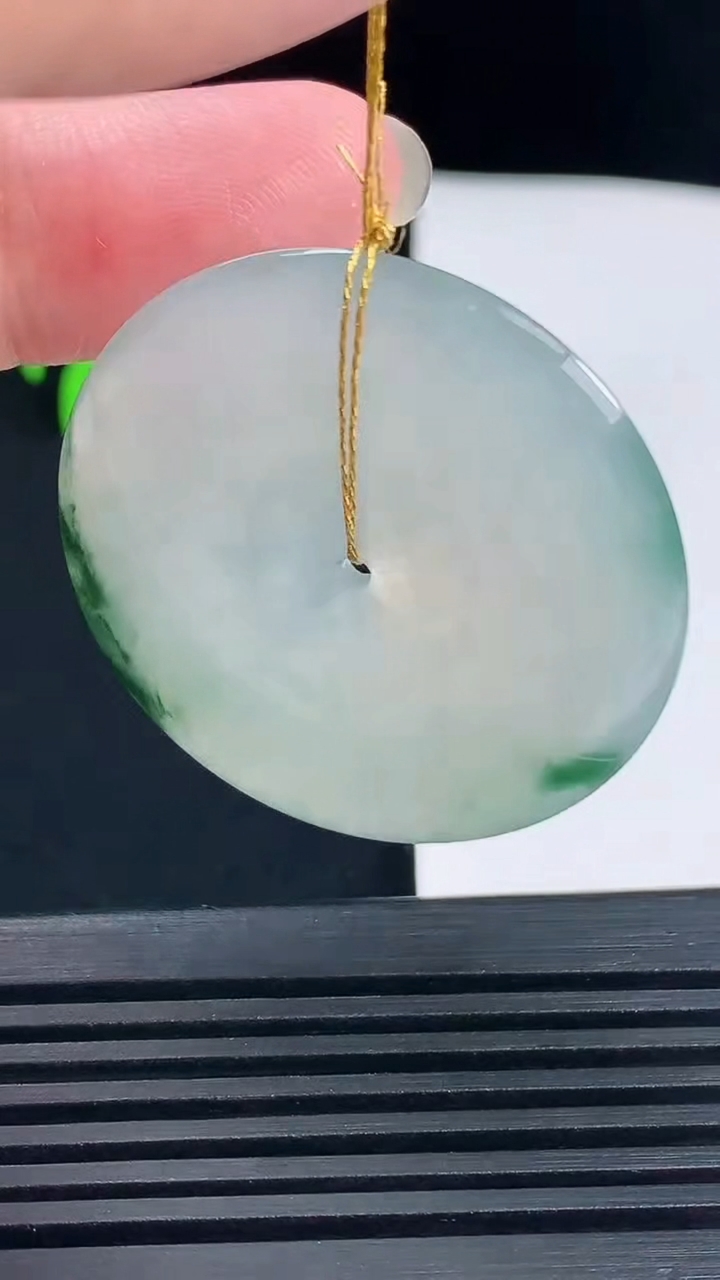 天然A货翡翠飘花平安扣吊坠，尺寸38-5 重量:16.09g
6月14日