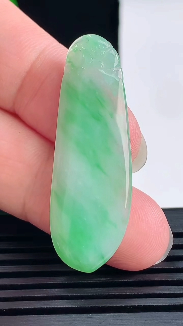 天然A货翡翠福瓜吊坠，尺寸43.5-15-3.8 重量:4.76g
6月14日
