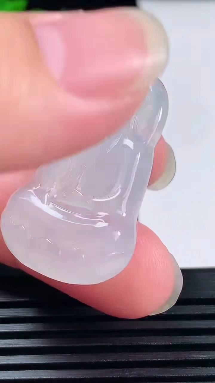 天然A货翡翠素衣观音菩萨吊坠，尺寸38-23.3-4.6重量:8.30g
6月14日