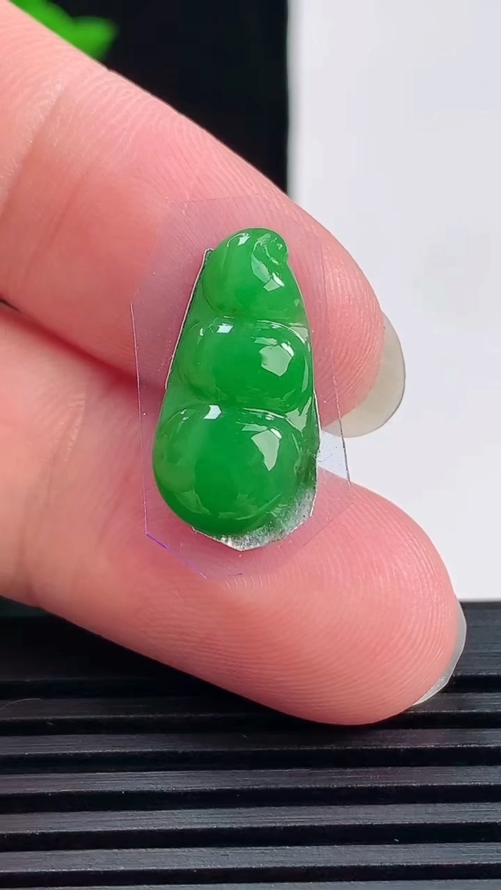 天然A货翡翠福豆镶嵌件，尺寸19.5-9.5-4 重量:1.14g
6月14日