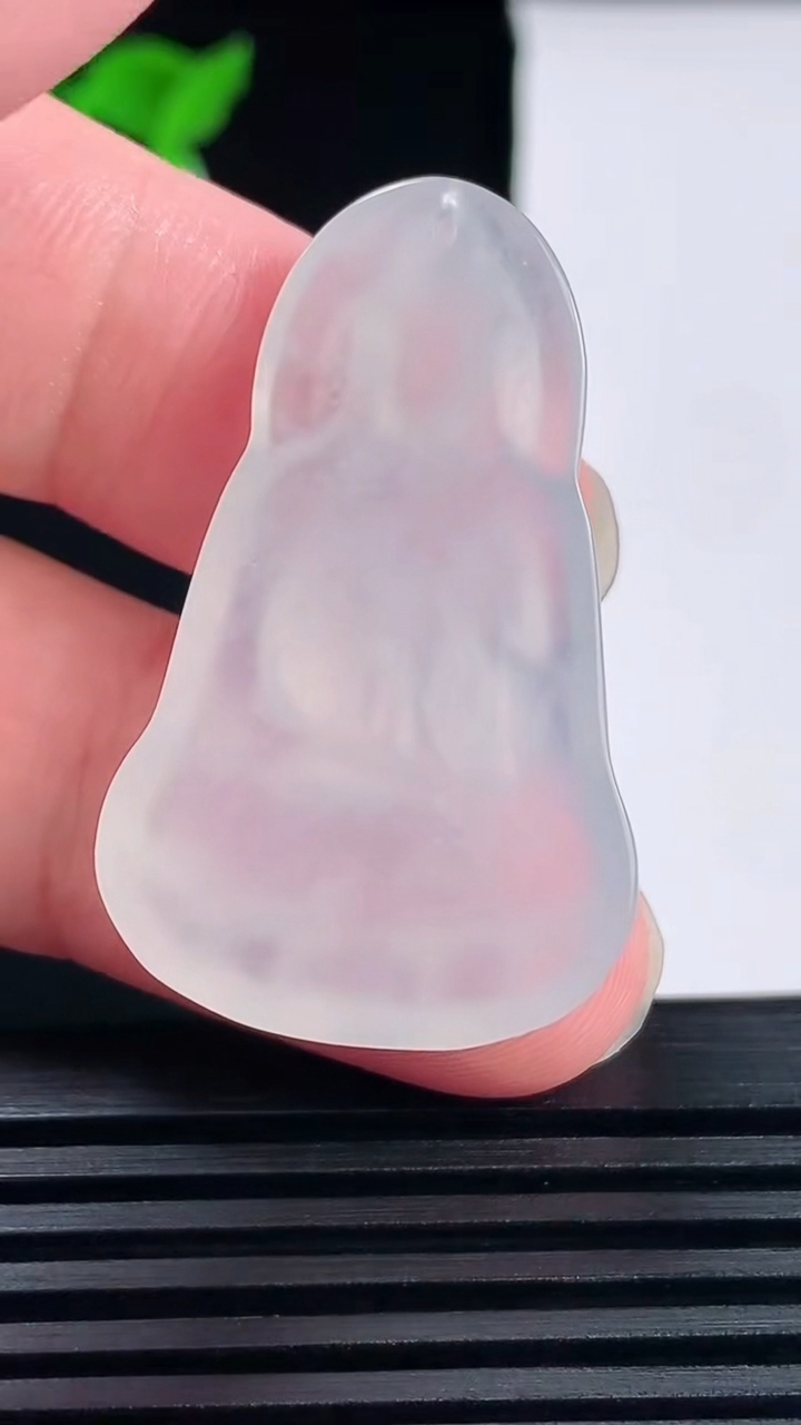 天然A货翡翠素衣观音菩萨吊坠，尺寸38-23.3-4.6重量:8.30g
6月14日