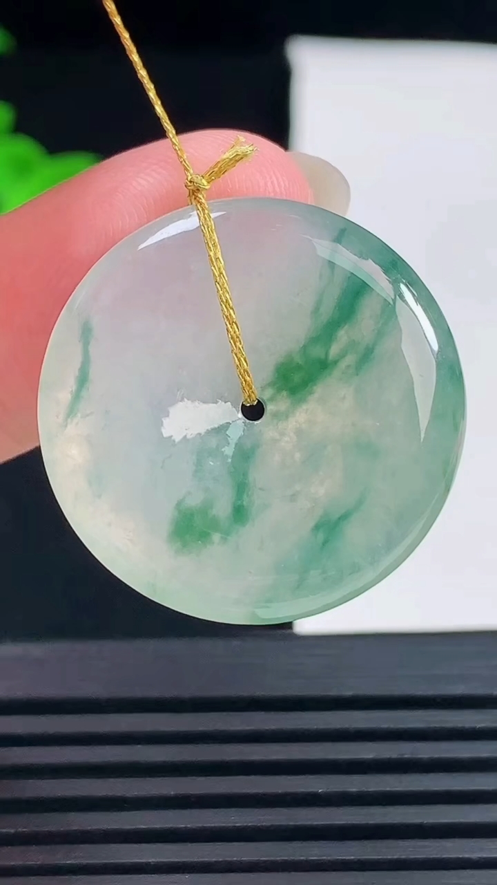 天然A货翡翠冰种飘花平安扣吊坠，尺寸26-4.8 重量:7.30g
6月14日