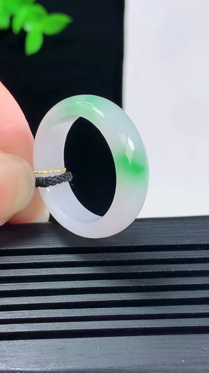 天然A货翡翠玉指环 戒指，尺寸19-6-3 重量:4.10g2026年6月14日
工厂直销收藏佳品,种好水足，色泽均匀，有种有色，上手高大气！