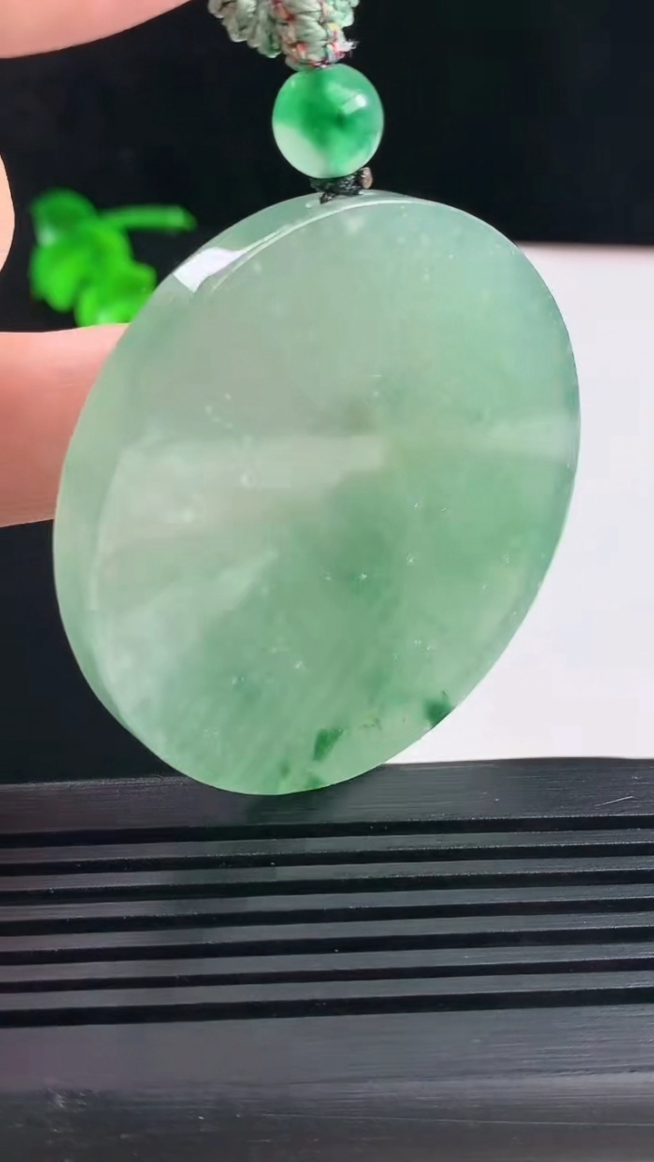 天然A货翡翠种飘花无事牌吊坠，尺寸51.5-5.2 重量:39.36g
6月14日