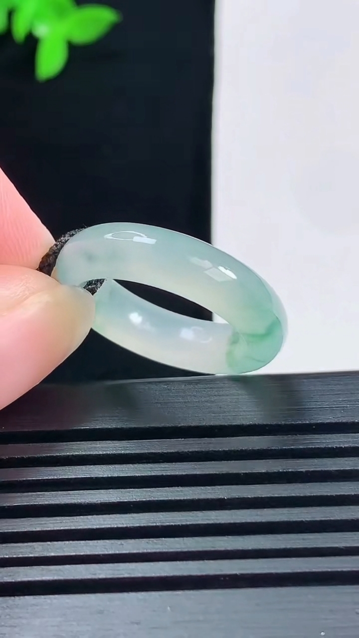 天然A货翡翠冰种飘花玉指环 戒指，尺寸17.3-5.8-3.6 重量:4.00g2026年6月14日
工厂直销收藏佳品,种好水足，色泽均匀，有种有色，上手高大气！