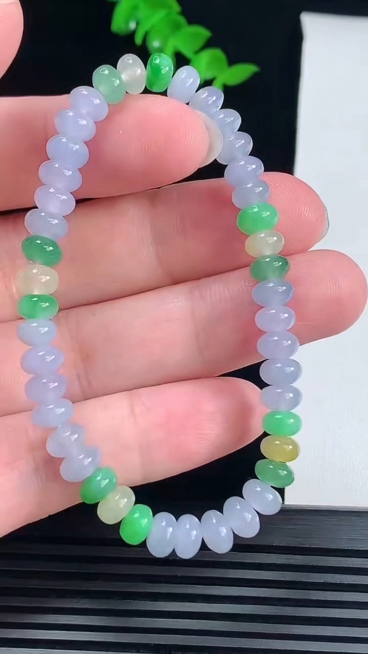 天然A货翡翠三彩算盘珠手串，尺寸6.6-3.2 重量:14.04g6月14日
工厂直销收藏佳品,种好水足，色泽均匀，有种有色，上手高大气！