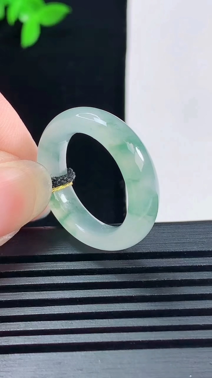 天然A货翡翠冰种飘花玉指环 戒指，尺寸17.3-5.8-3.6 重量:4.00g2026年6月14日