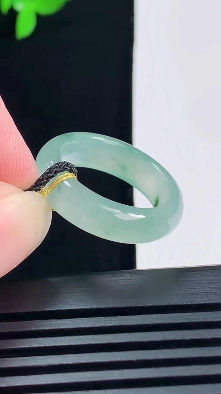 天然A货翡翠冰种飘花玉指环 戒指，尺寸16.6-5.6-3.8 重量:3.87g2026年6月14日
工厂直销收藏佳品,种好水足，色泽均匀，有种有色，上手高大气！