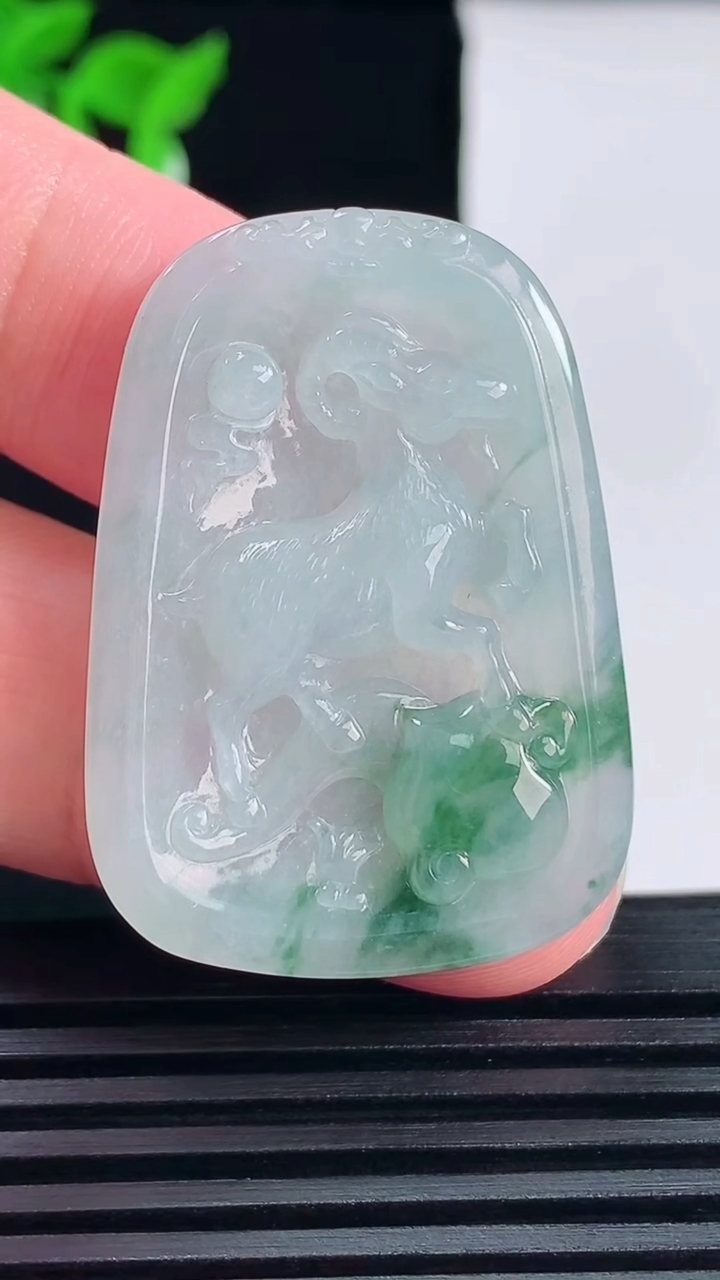 天然A货翡翠冰种飘花生肖羊吊坠，尺寸37-26.5-5.4重量:11.23g
6月14日