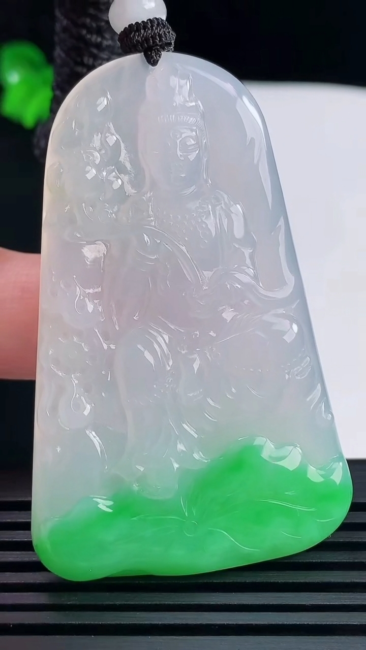 天然A货翡翠大势至菩萨吊坠，尺寸60.5-38.5-5 重量:25.87g
6月14日