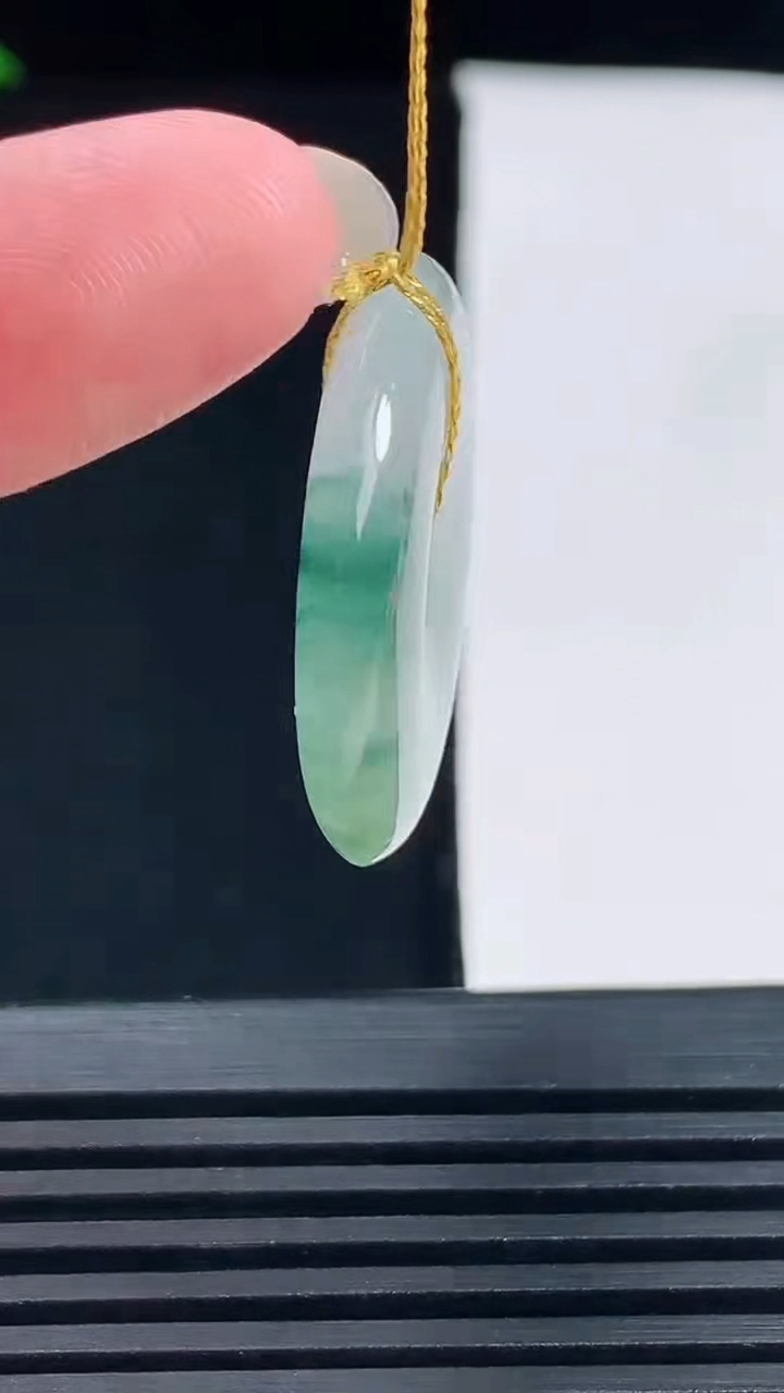 天然A货翡翠冰种飘花平安扣吊坠，尺寸26-4.8 重量:7.30g
6月14日