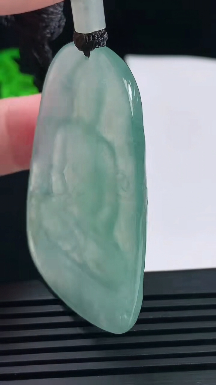 天然A货翡翠大日如来佛吊坠，尺寸55-37-5.2 重量:26.41g
6月14日
