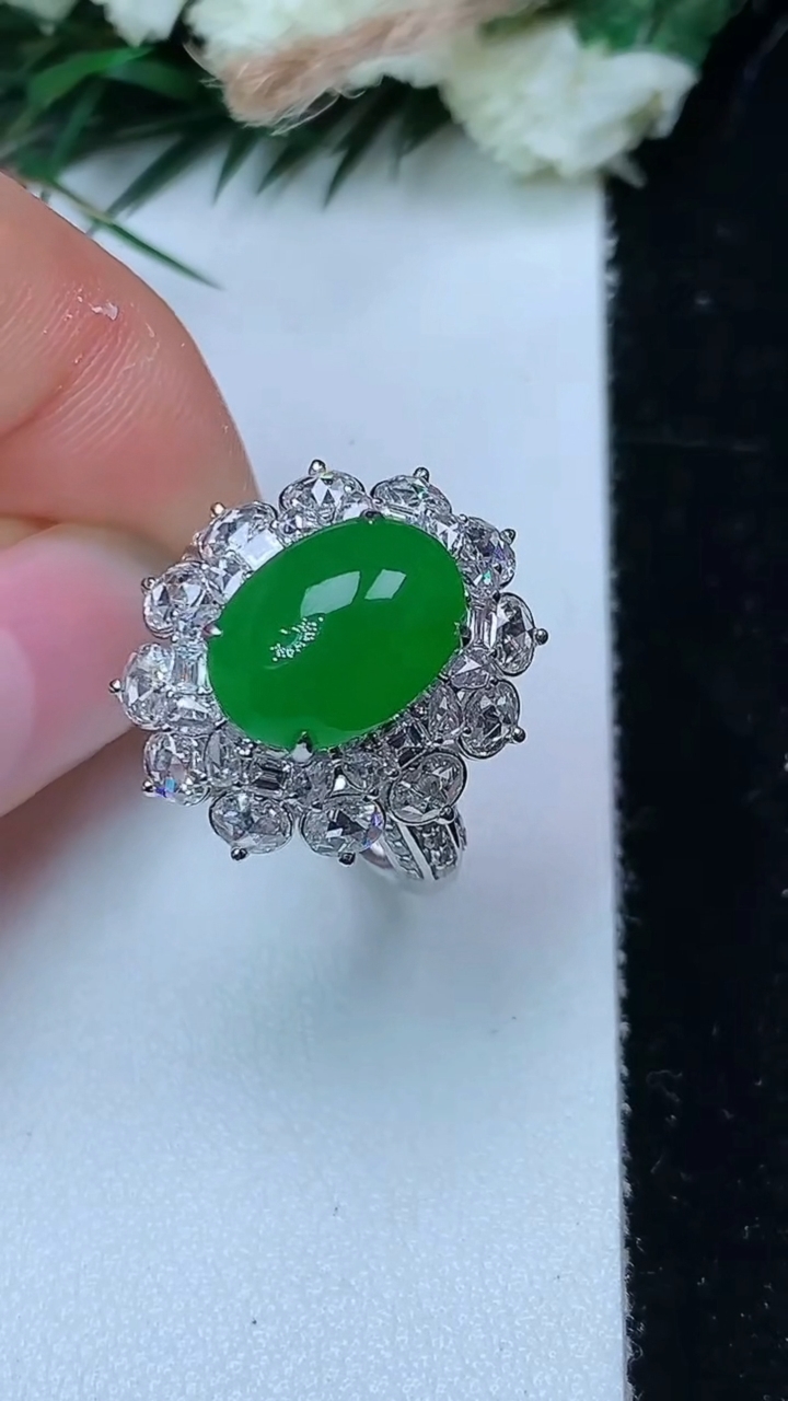 天然A货翡翠蛋面戒指，尺寸16.9-11.4-8.2，重量:5.37g2026年6月14日
工厂直销收藏佳品,种好水足，色泽均匀，有种有色，上手高大气！
