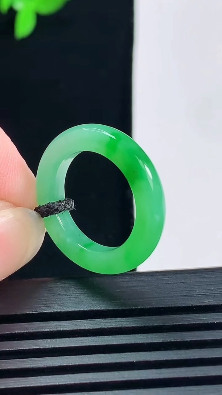 天然A货翡翠玉指环 戒指，尺寸14.8-3.5-3.5 重量:2.26g2026年6月14日
工厂直销收藏佳品,种好水足，色泽均匀，有种有色，上手高大气！