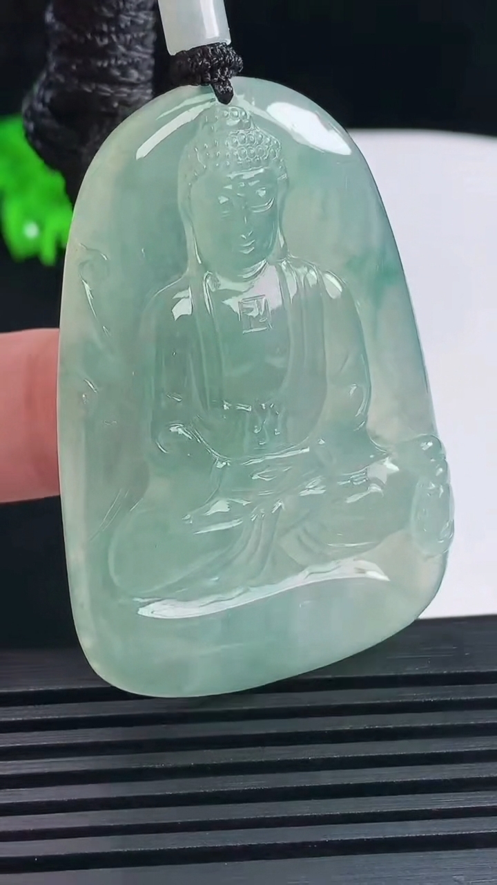 天然A货翡翠大日如来佛吊坠，尺寸55-37-5.2 重量:26.41g
6月14日
