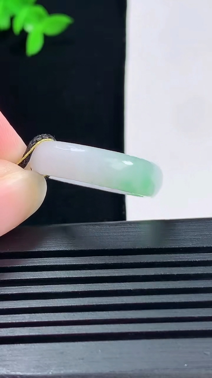 天然A货翡翠玉指环 戒指，尺寸19-6-3 重量:4.10g2026年6月14日
工厂直销收藏佳品,种好水足，色泽均匀，有种有色，上手高大气！