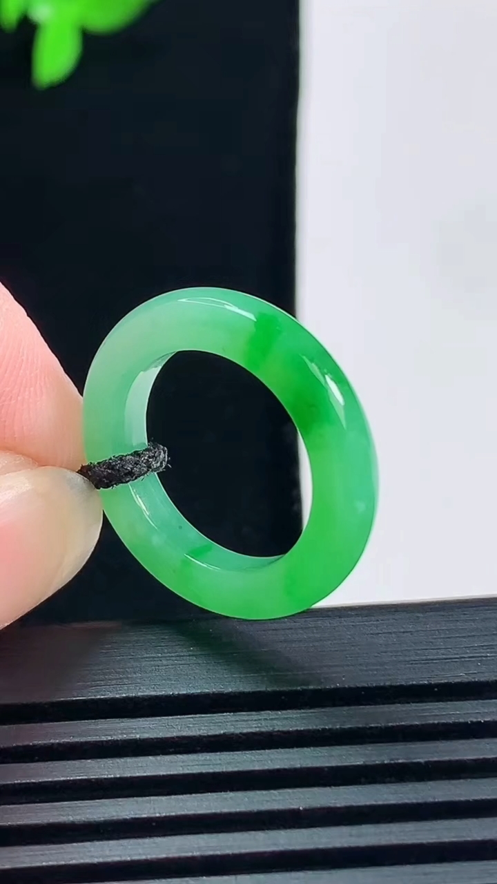 天然A货翡翠玉指环 戒指，尺寸14.8-3.5-3.5 重量:2.26g2026年6月14日
工厂直