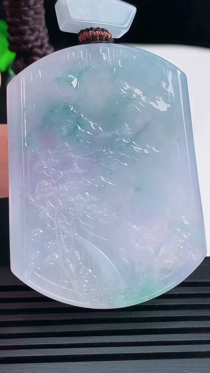 天然A货翡翠种紫罗兰 飘花山水牌吊坠，尺寸52.6-40-6 重量:40.90g
6月14日