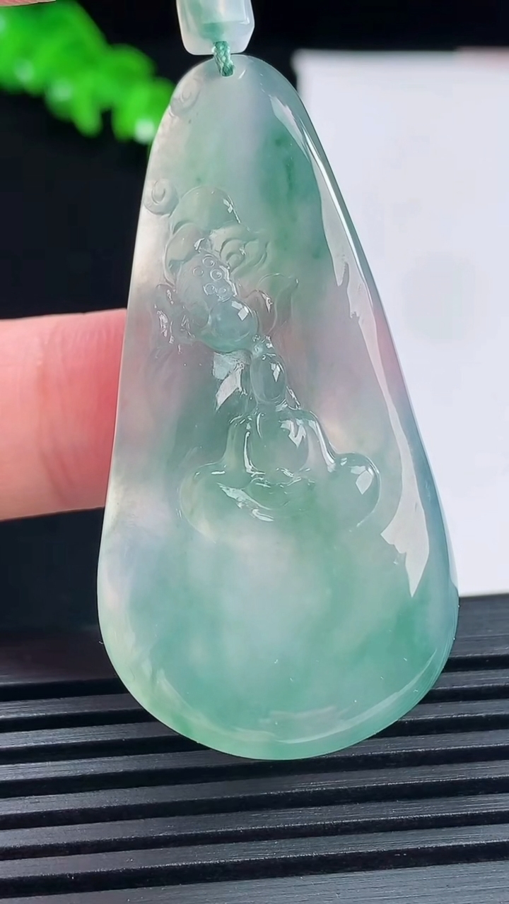 天然A货翡翠冰种飘花悟道佛吊坠，尺寸49-25.6-5.5 重量:13.93g
6月14日