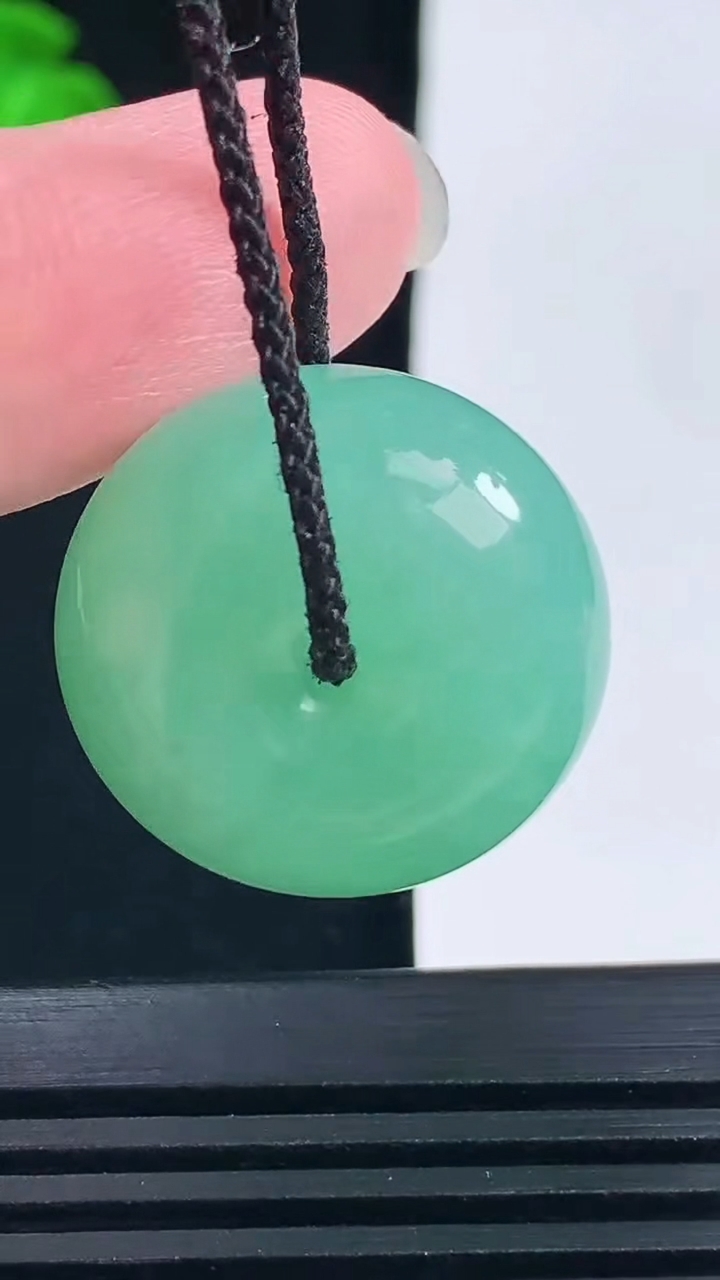 天然A货翡翠平安扣吊坠，尺寸23-11.2 重量:12.41g
6月14日
