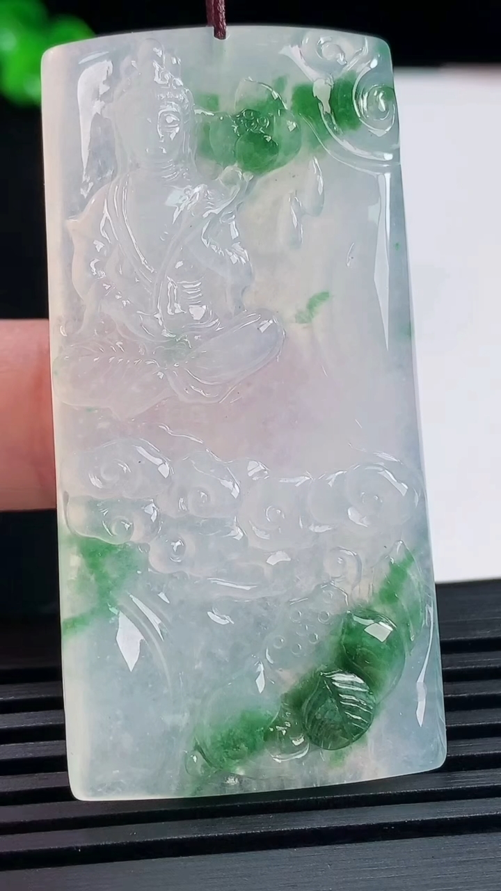 天然A货翡翠种飘花大势至菩萨吊坠，尺寸58-28-6.2 重量:25.03g
6月14日