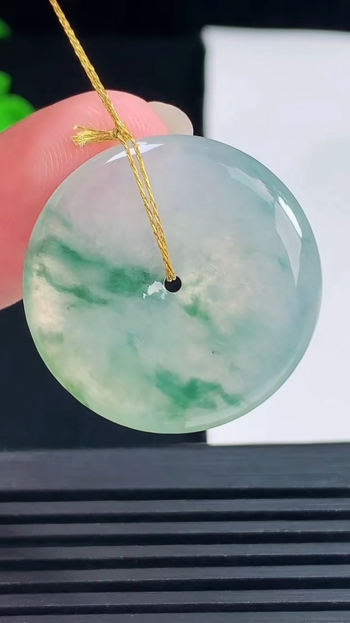 天然A货翡翠冰种飘花平安扣吊坠，尺寸26-4.8 重量:7.30g
6月14日
