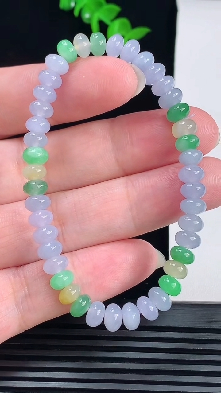 天然A货翡翠三彩算盘珠手串，尺寸6.6-3.2 重量:14.04g6月14日
工厂直销收藏佳品,种好