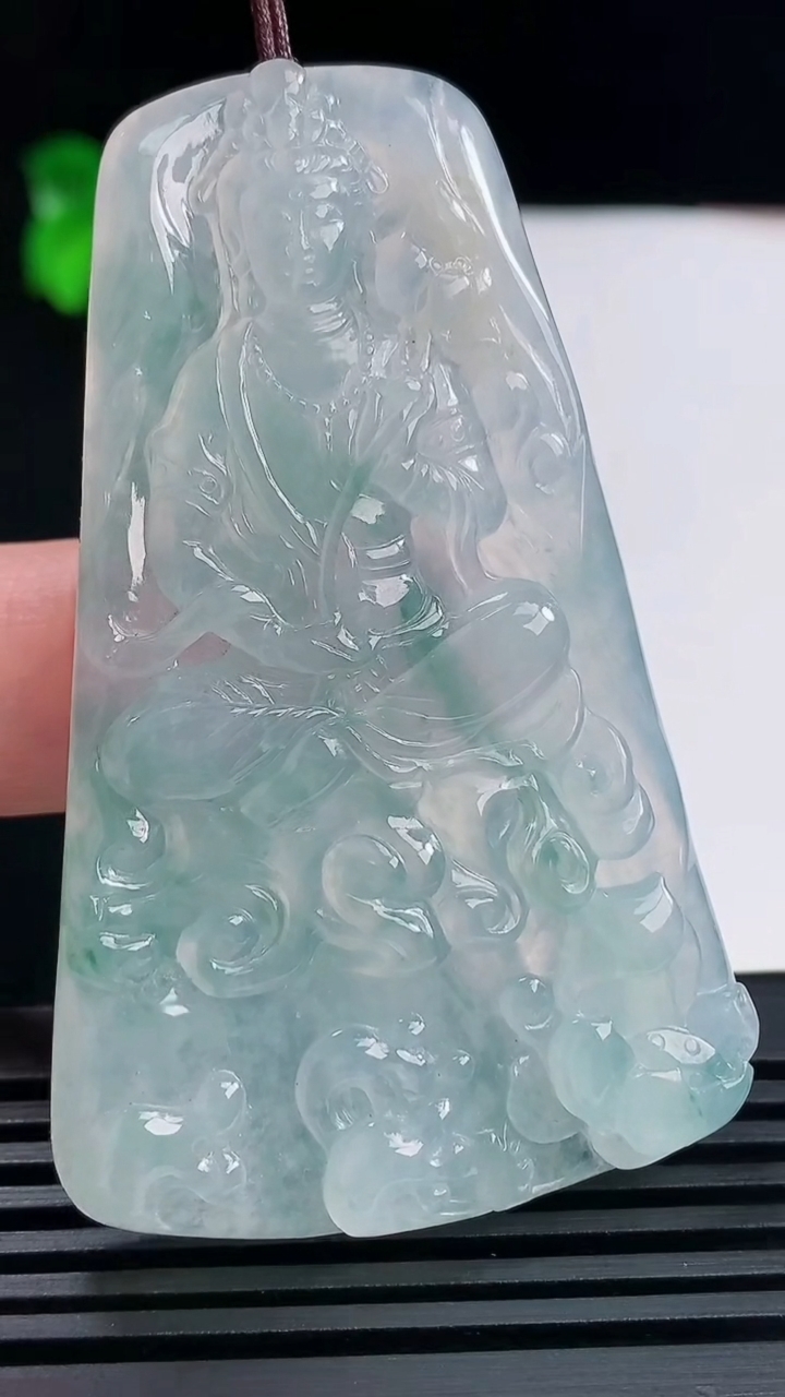 天然A货翡翠飘花大势至菩萨吊坠，尺寸62.5-39-6 重量:29.50g
6月14日