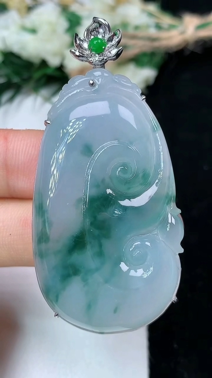 天然A货翡翠k金飘花如意吊坠，尺寸45.7-26-8.3，重量:14.88g
6月14日