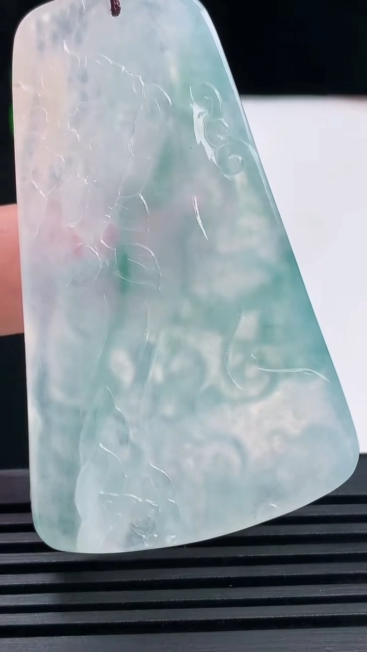 天然A货翡翠飘花大势至菩萨吊坠，尺寸62.5-39-6 重量:29.50g
6月14日