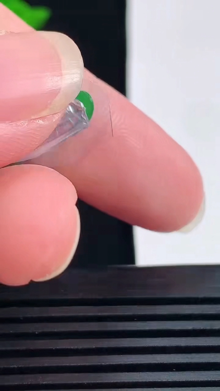 天然A货翡翠福豆镶嵌件，尺寸19.5-9.5-4 重量:1.14g
6月14日