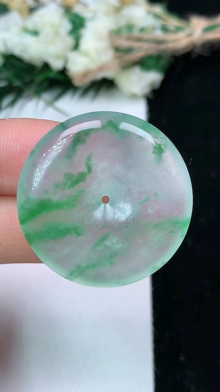 天然A货翡翠平安扣吊坠，尺寸28.7-5，重量:8.91g
6月14日
