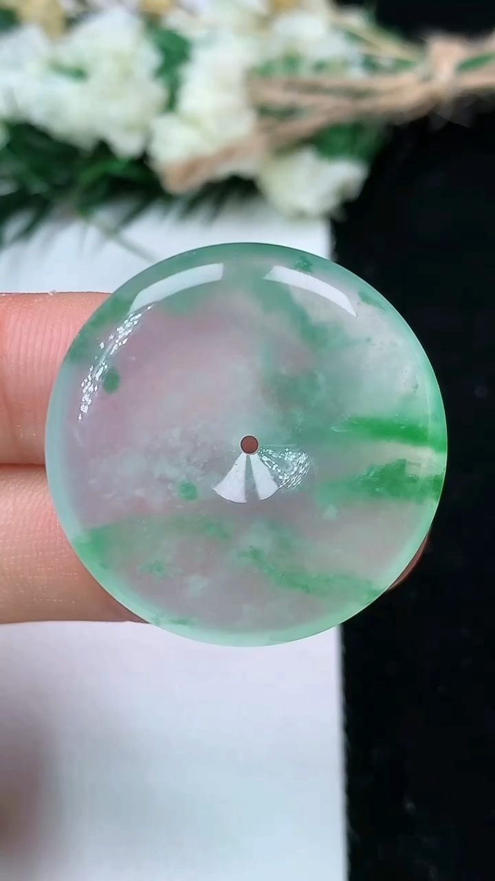天然A货翡翠平安扣吊坠，尺寸28.7-5，重量:8.91g
6月14日