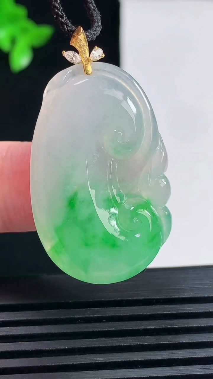 天然A货翡翠如意吊坠，尺寸34-22-5 重量:7.13g
6月14日
