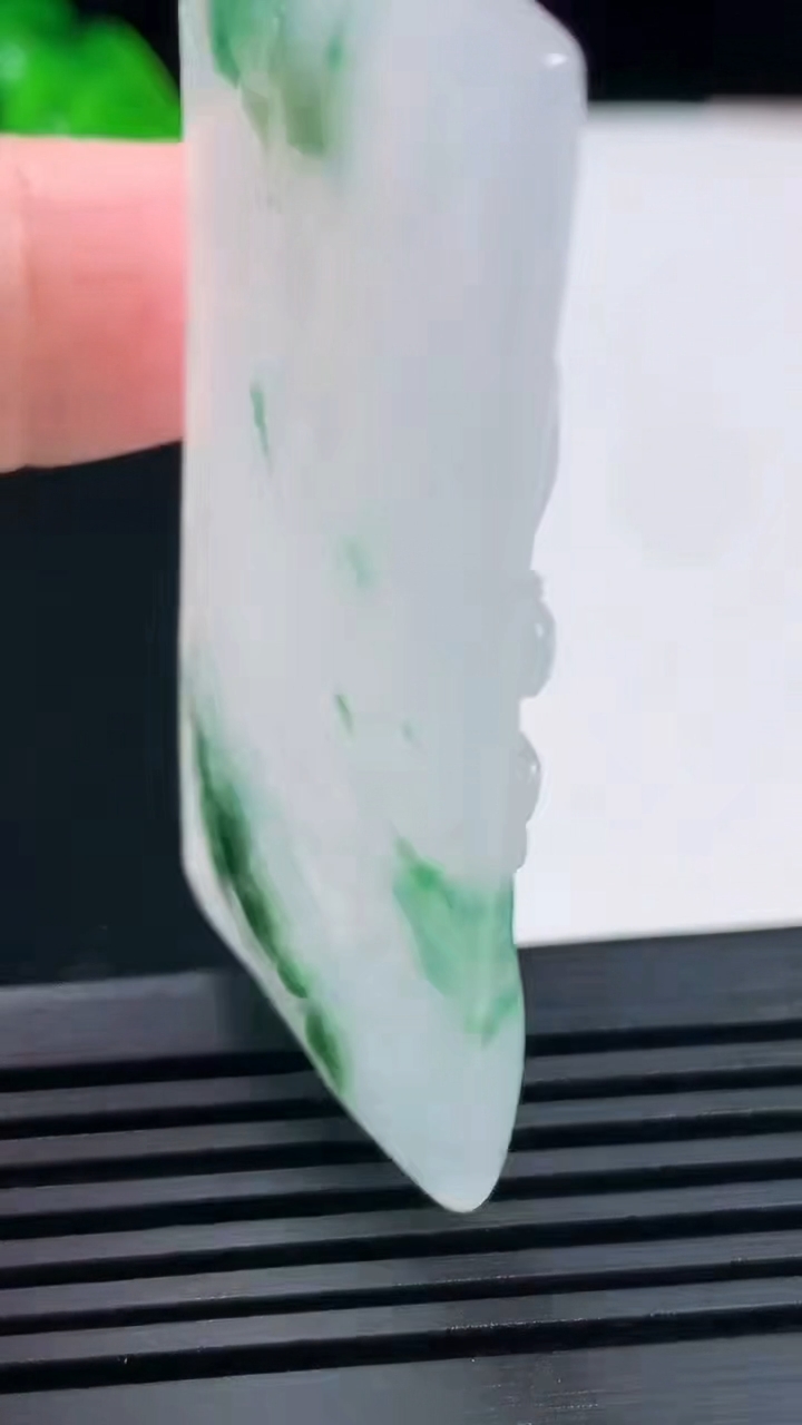 天然A货翡翠种飘花大势至菩萨吊坠，尺寸58-28-6.2 重量:25.03g
6月14日