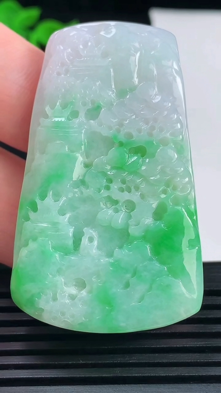 天然A货翡翠山水牌吊坠，尺寸52-31-5.6重量:24.42g
6月14日