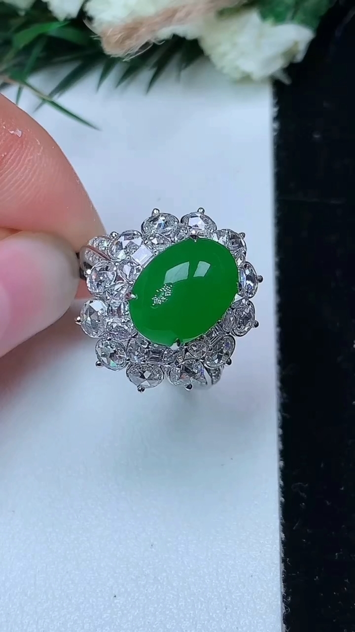 天然A货翡翠蛋面戒指，尺寸16.9-11.4-8.2，重量:5.37g2026年6月14日
工厂直销