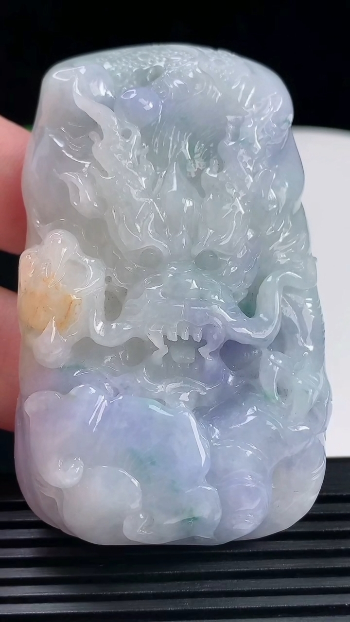 天然A货翡翠紫罗兰 飘花龙牌吊坠，尺寸70-42-12.7重量:85.41g
6月14日