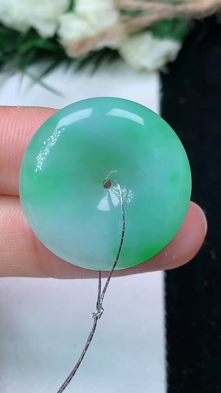 天然A货翡翠平安扣吊坠，尺寸24.3-4.9，重量:6.00g
6月14日