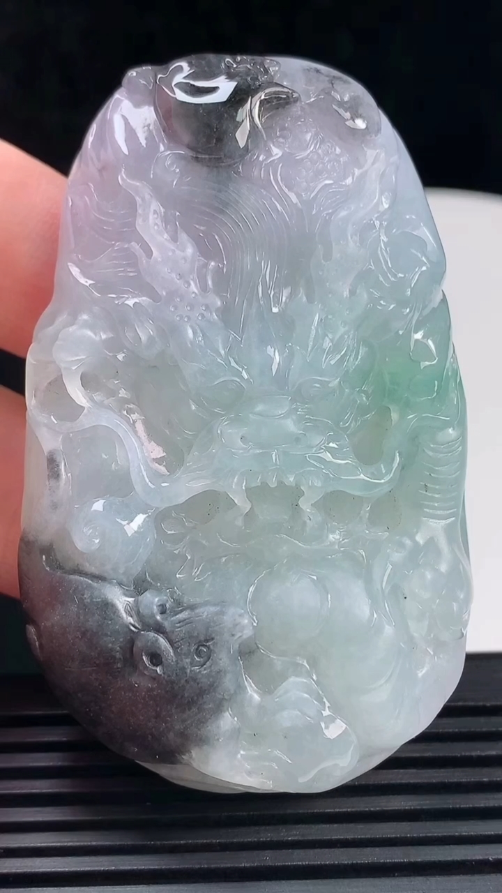 天然A货翡翠紫罗兰 飘花龙牌吊坠，尺寸69-43-11.6重量:76.09g
6月14日