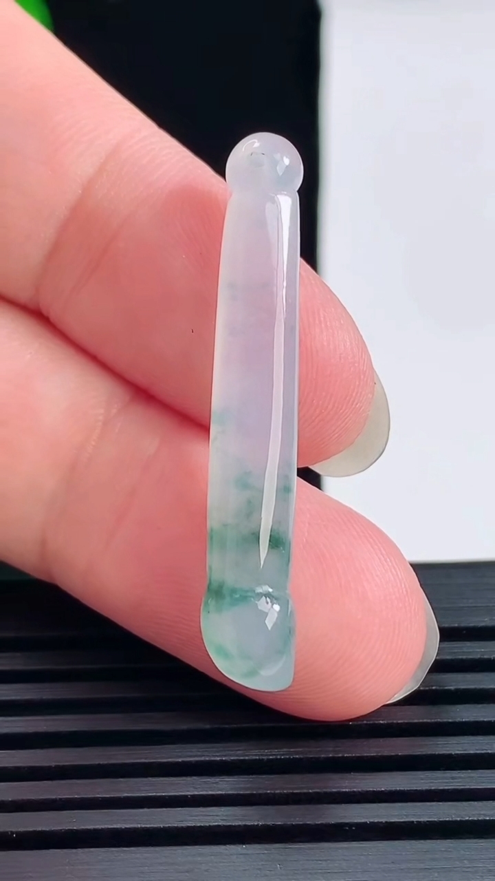 天然A货翡翠冰种飘花毛笔吊坠，尺寸38.6-6.2 重量:2.84g
6月14日