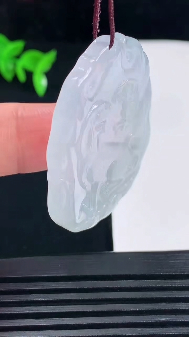 天然A货翡翠生肖狗牌吊坠，尺寸45-35-4.2重量:16.93g
6月14日