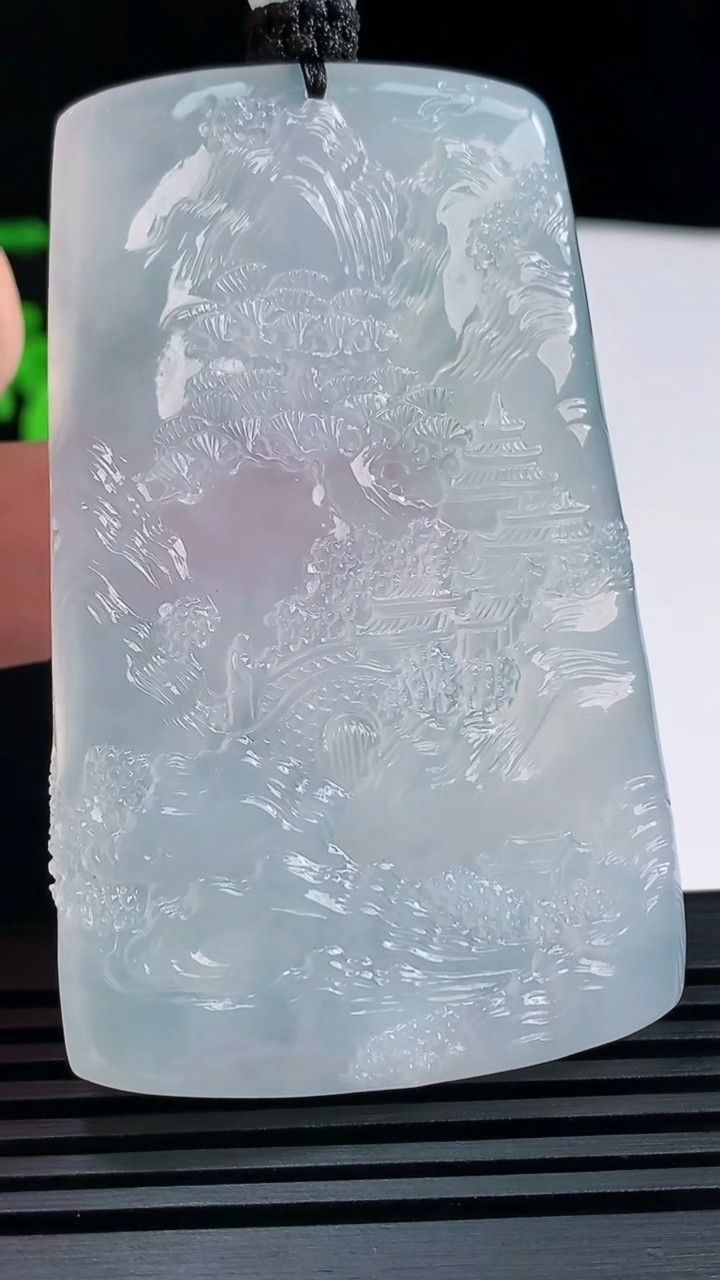 天然A货翡翠种白冰山水牌吊坠，尺寸67-41-5.2 重量:44.55g
6月14日