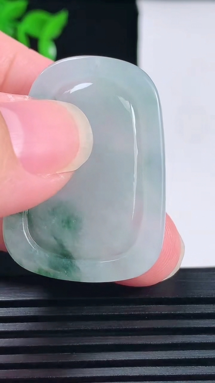 天然A货翡翠冰种飘花生肖羊吊坠，尺寸37-26.5-5.4重量:11.23g
6月14日