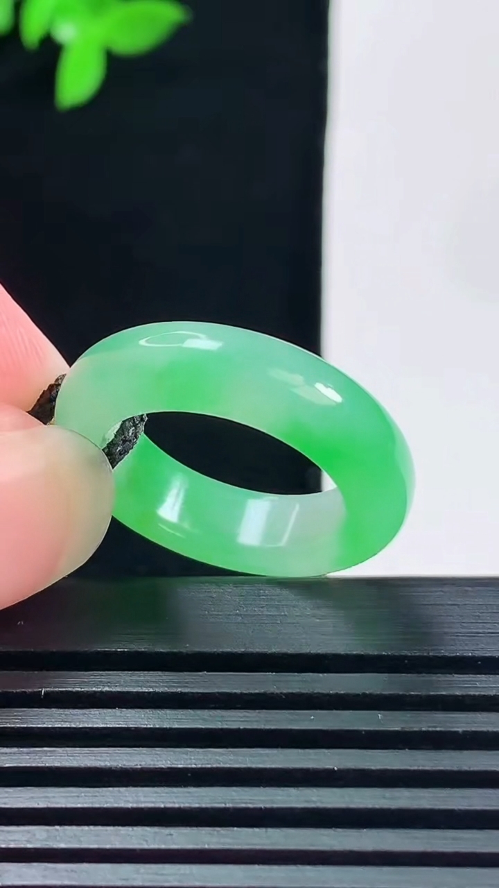 天然A货翡翠玉指环 戒指，尺寸16.2-5.2-3.6 重量:3.84g2026年6月14日
工厂直销收藏佳品,种好水足，色泽均匀，有种有色，上手高大气！