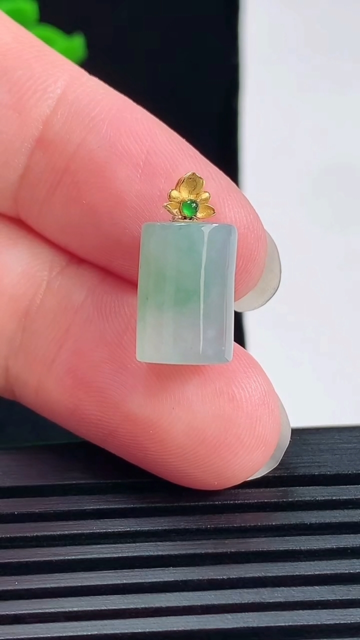 天然A货翡翠种飘花路路通吊坠，尺寸13-9重量:3.05g
6月14日
