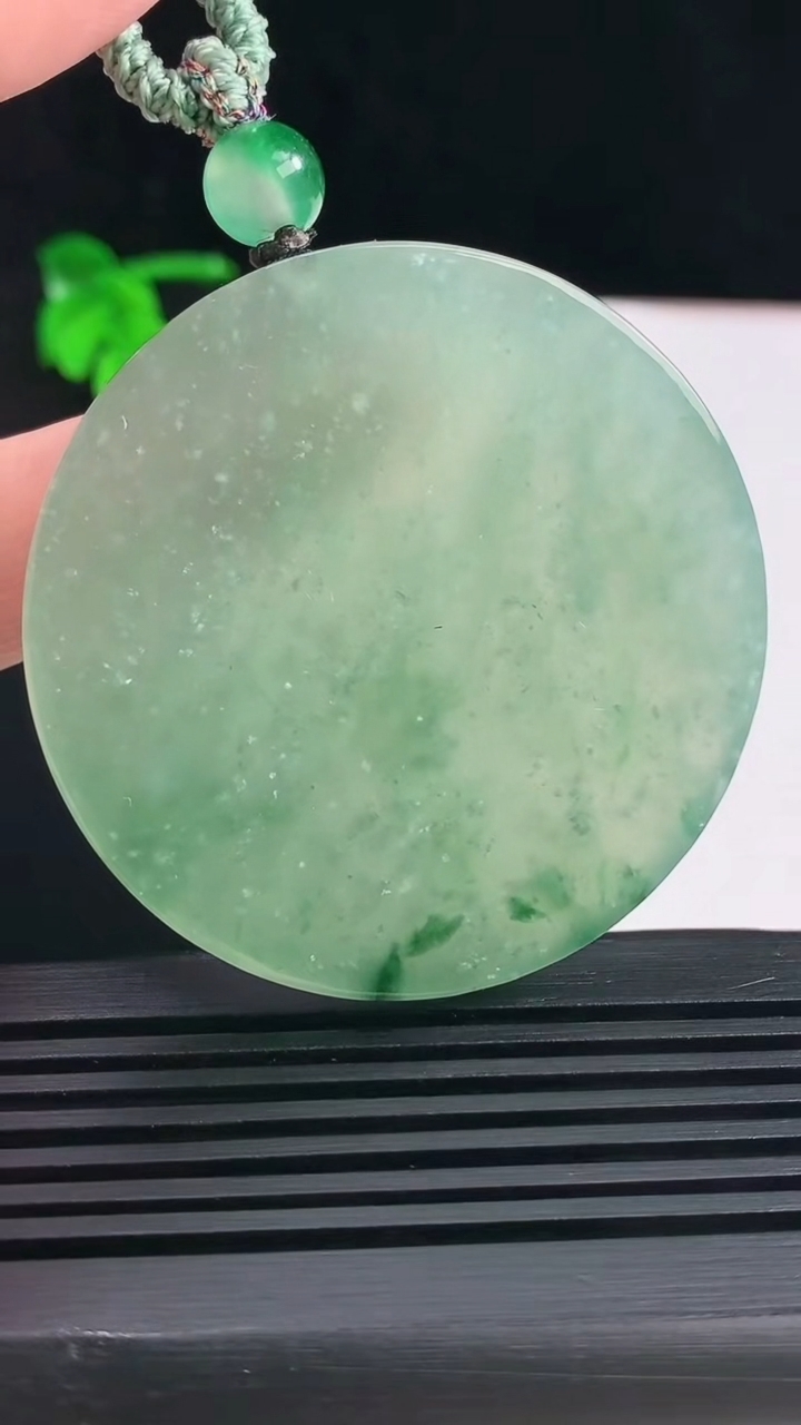 天然A货翡翠种飘花无事牌吊坠，尺寸51.5-5.2 重量:39.36g
6月14日
