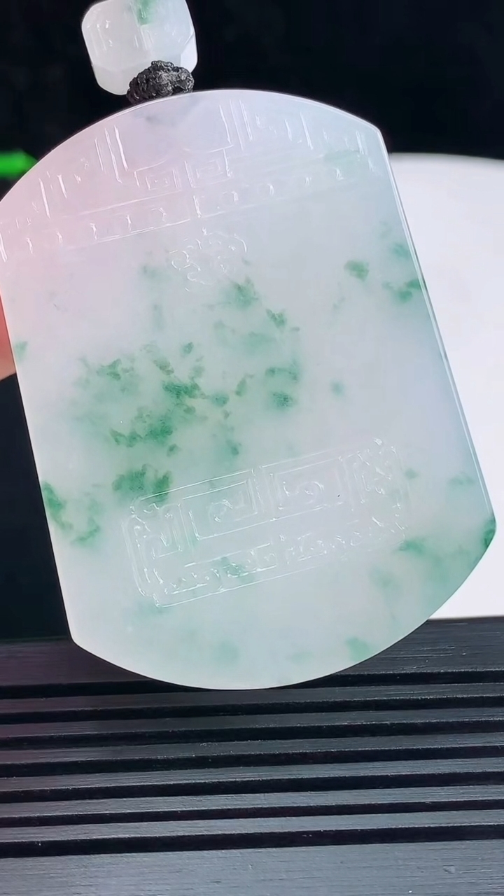 天然A货翡翠种飘花佛仿古无事牌吊坠，尺寸54-40-6 重量:41.78g
6月14日