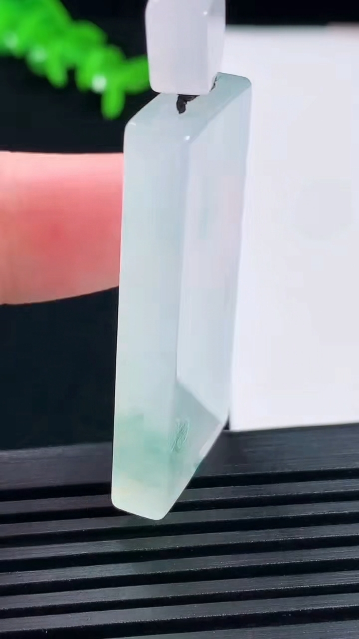 天然A货翡翠冰种飘花仿古无事牌吊坠，尺寸42-19-5.8 重量:15.79g
6月14日
