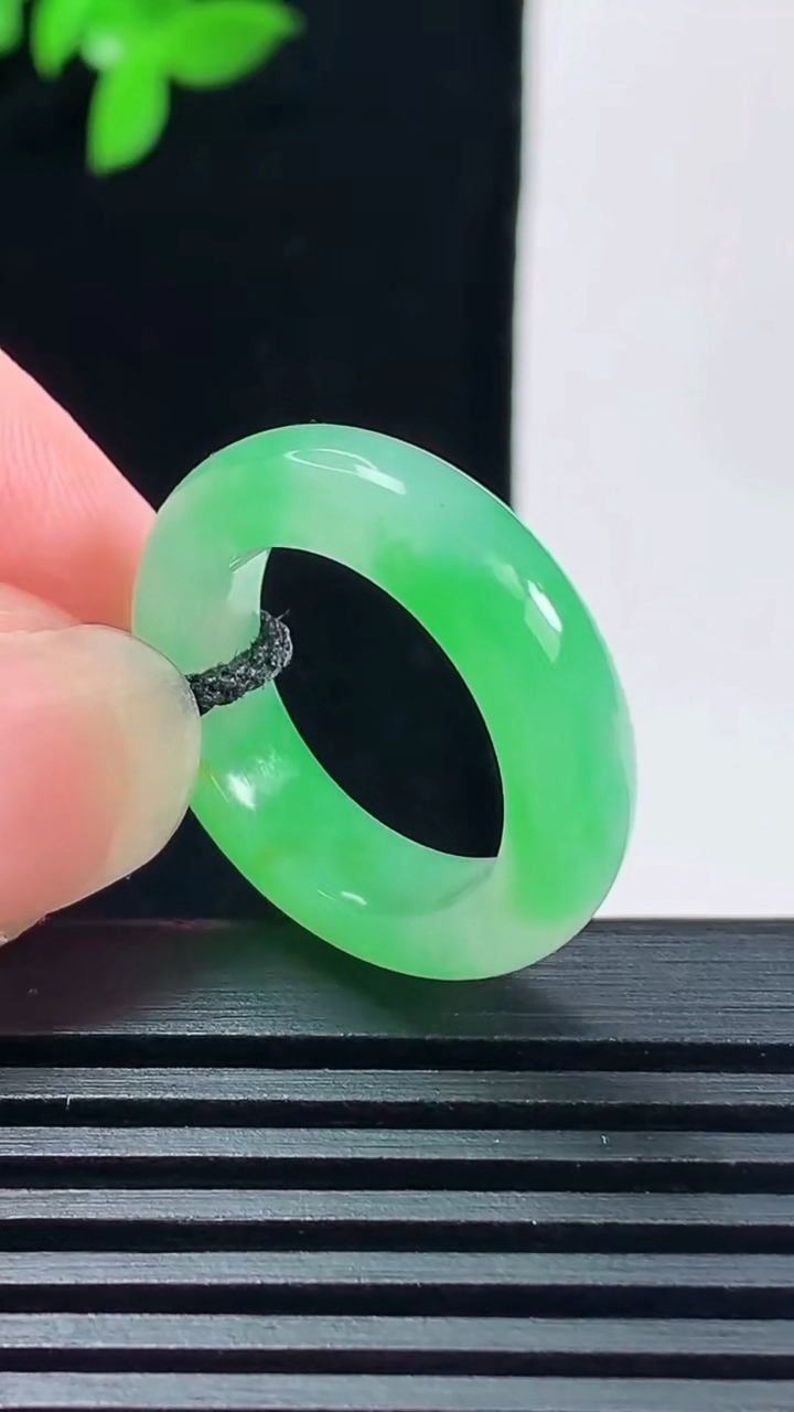 天然A货翡翠玉指环 戒指，尺寸16.2-5.2-3.6 重量:3.84g2026年6月14日
工厂直销收藏佳品,种好水足，色泽均匀，有种有色，上手高大气！